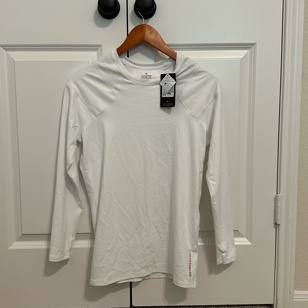 Tommie Copper long sleeve shoulder centric top. Men’s size Large.
